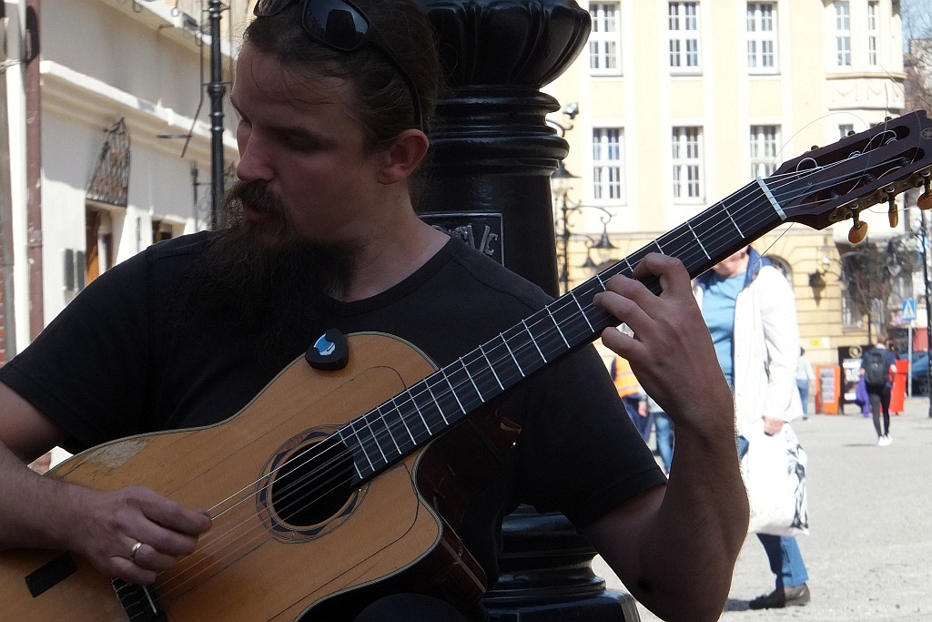 Mariusz Goli z koncertem ulicznym w Legnicy
