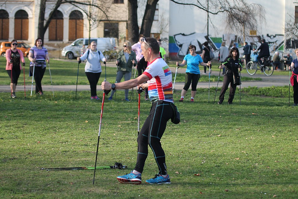 Ponad 50 osób przyszło na pierwsze zajęcia Nordic Walking