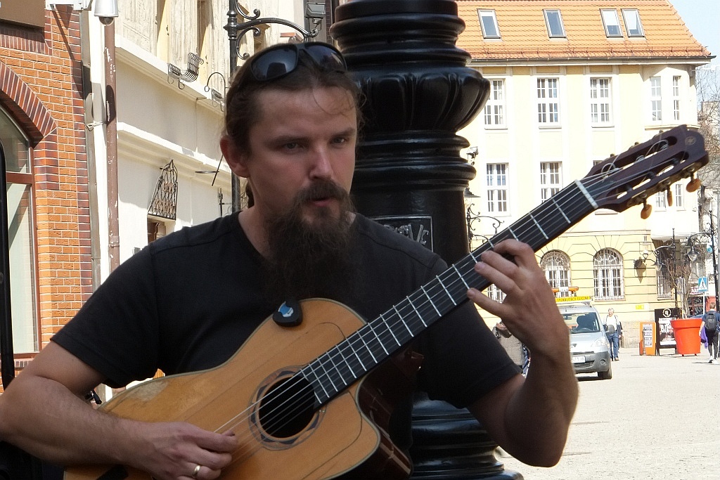 Mariusz Goli z koncertem ulicznym w Legnicy