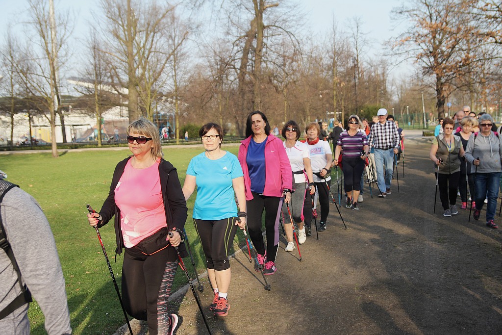 Ponad 50 osób przyszło na pierwsze zajęcia Nordic Walking