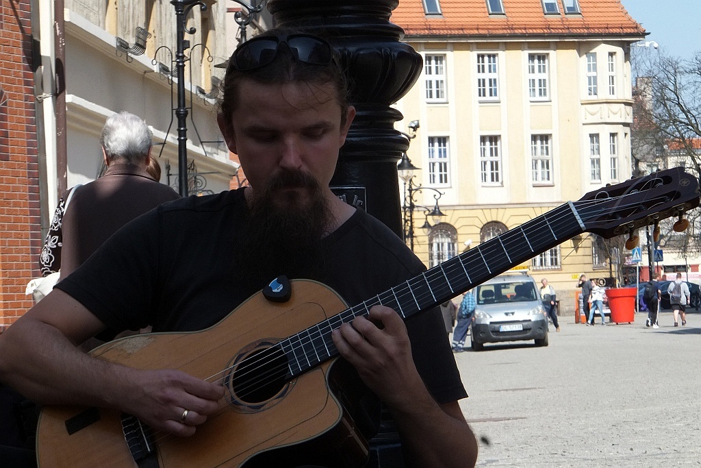 Mariusz Goli z koncertem ulicznym w Legnicy