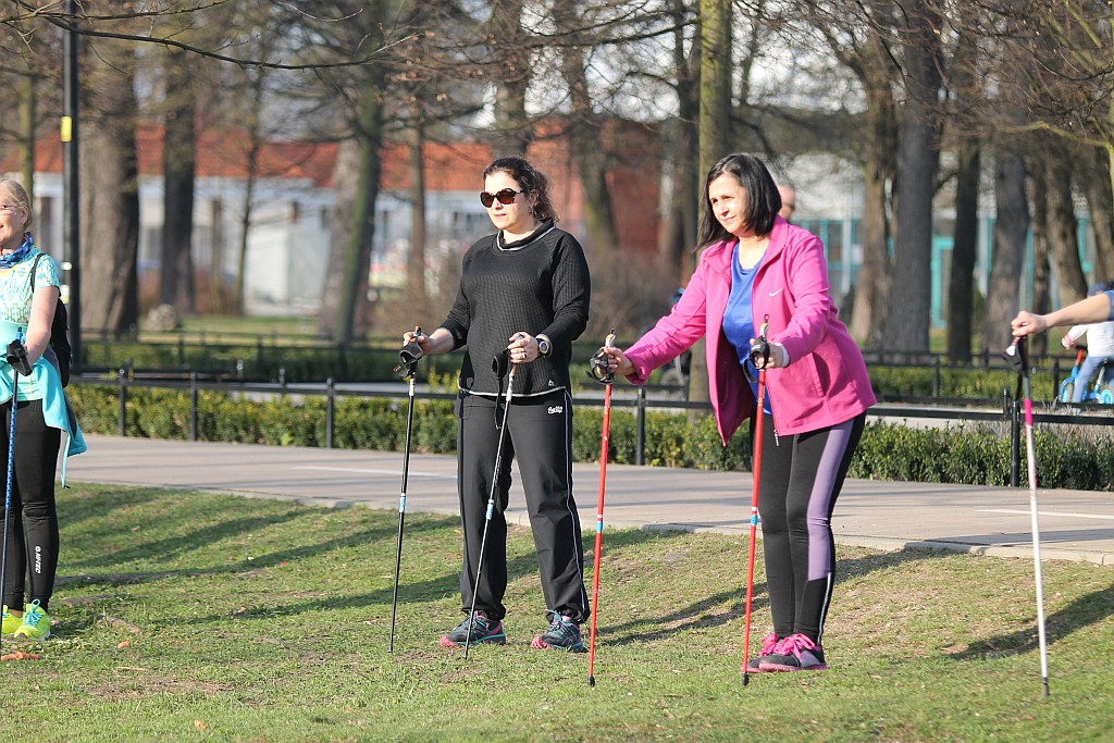 Ponad 50 osób przyszło na pierwsze zajęcia Nordic Walking