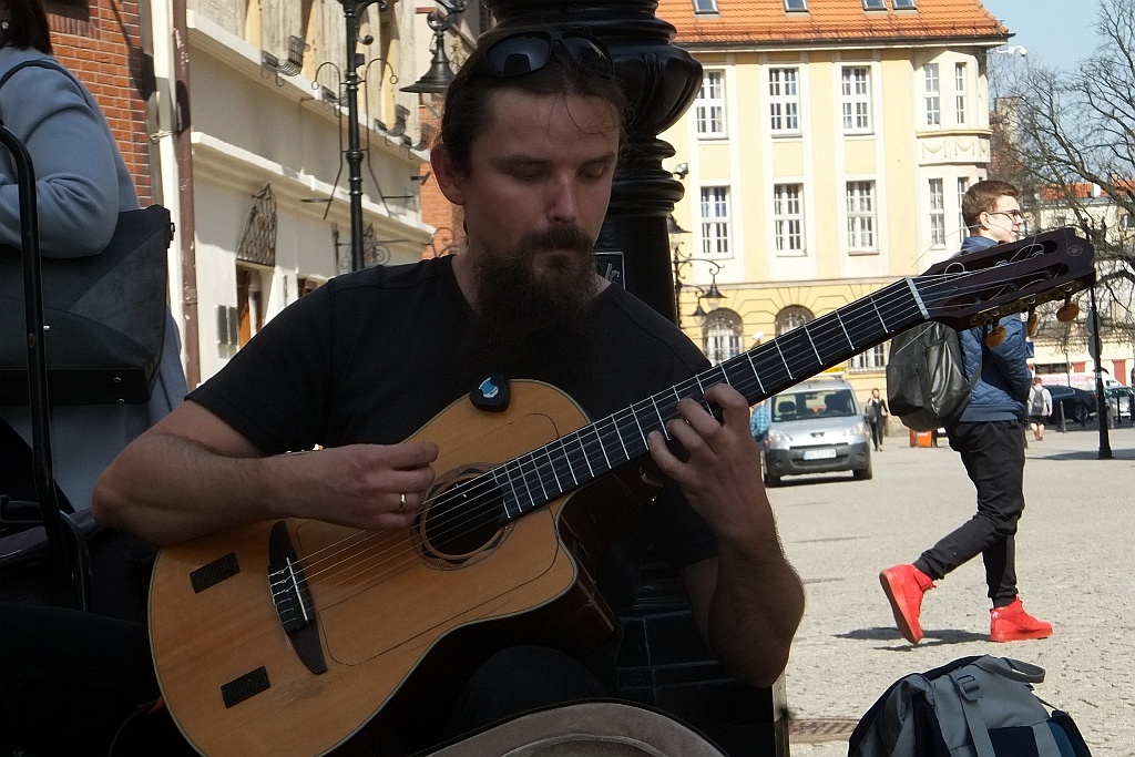 Mariusz Goli z koncertem ulicznym w Legnicy