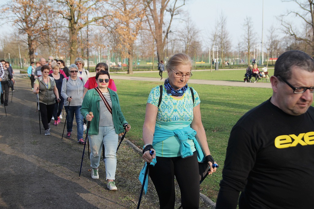 Ponad 50 osób przyszło na pierwsze zajęcia Nordic Walking