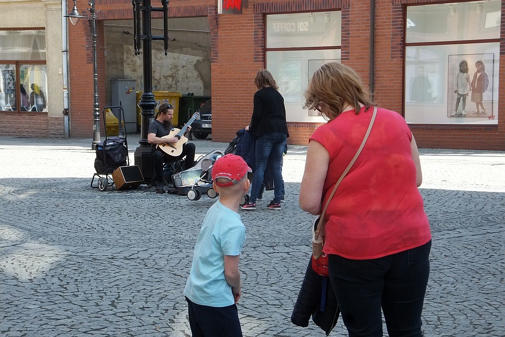 Mariusz Goli z koncertem ulicznym w Legnicy