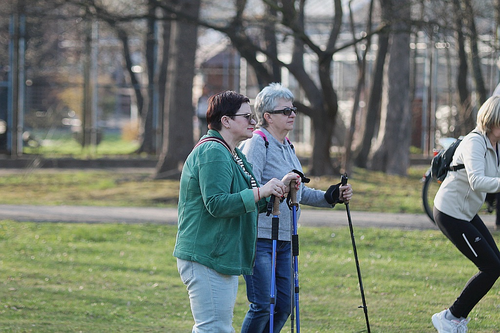 Ponad 50 osób przyszło na pierwsze zajęcia Nordic Walking