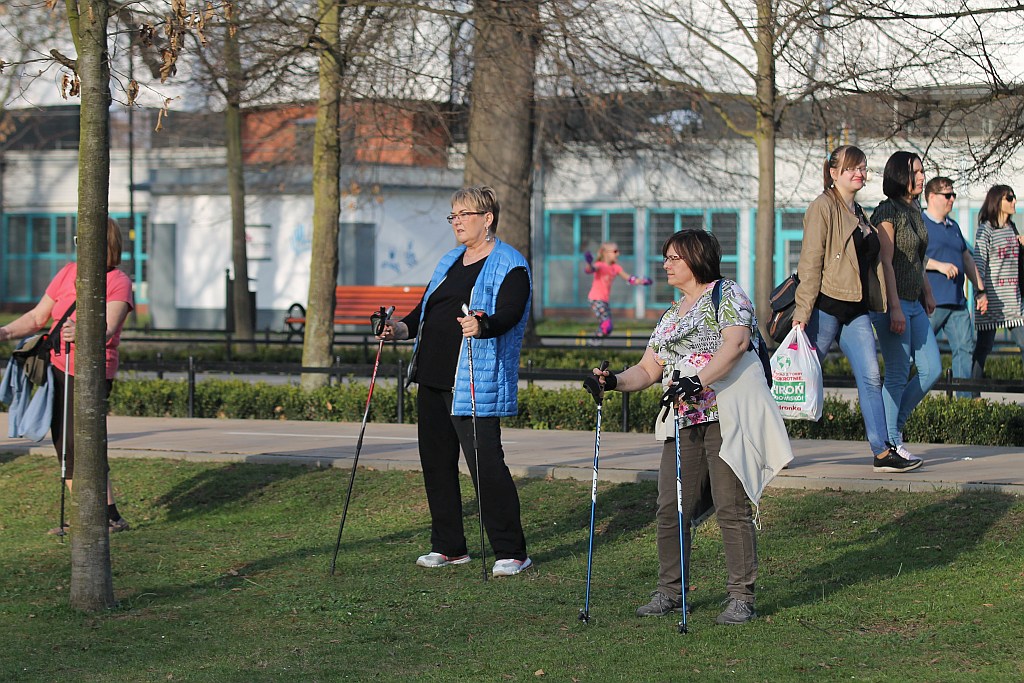 Ponad 50 osób przyszło na pierwsze zajęcia Nordic Walking