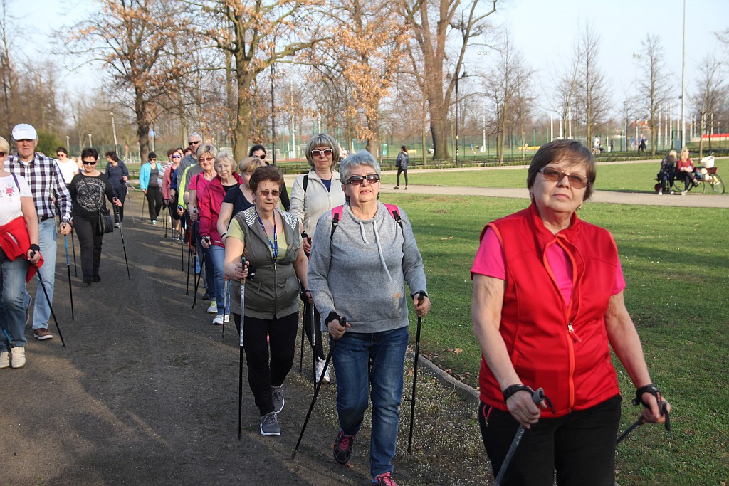 Ponad 50 osób przyszło na pierwsze zajęcia Nordic Walking