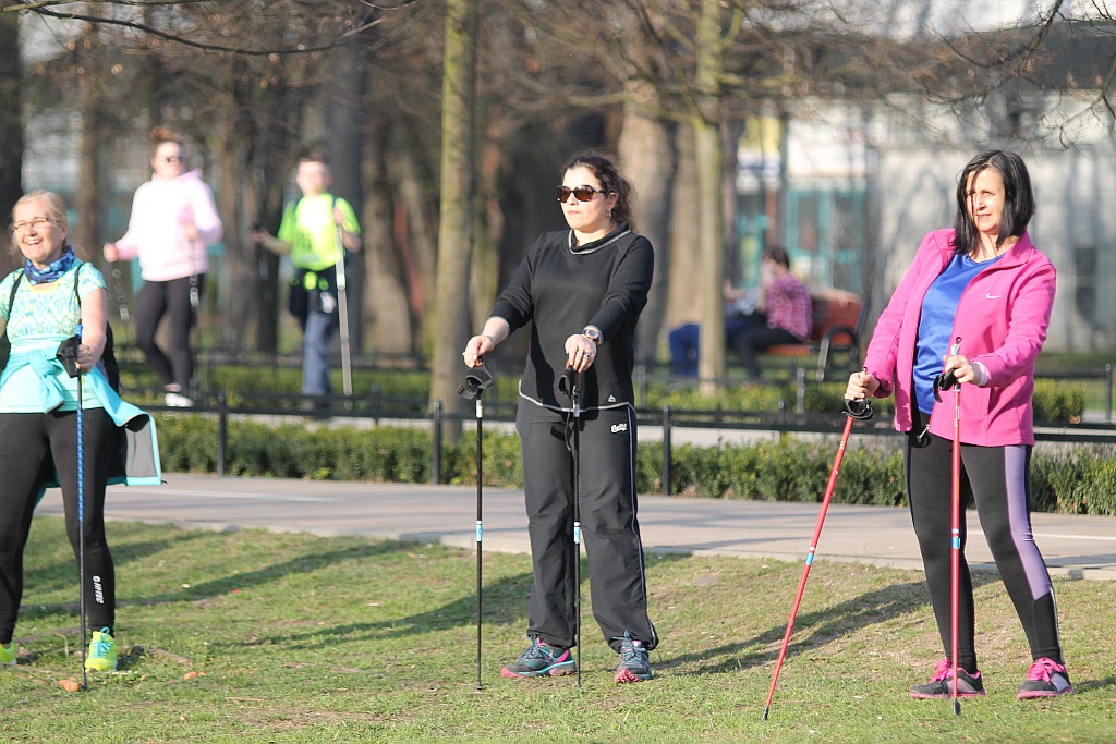Ponad 50 osób przyszło na pierwsze zajęcia Nordic Walking