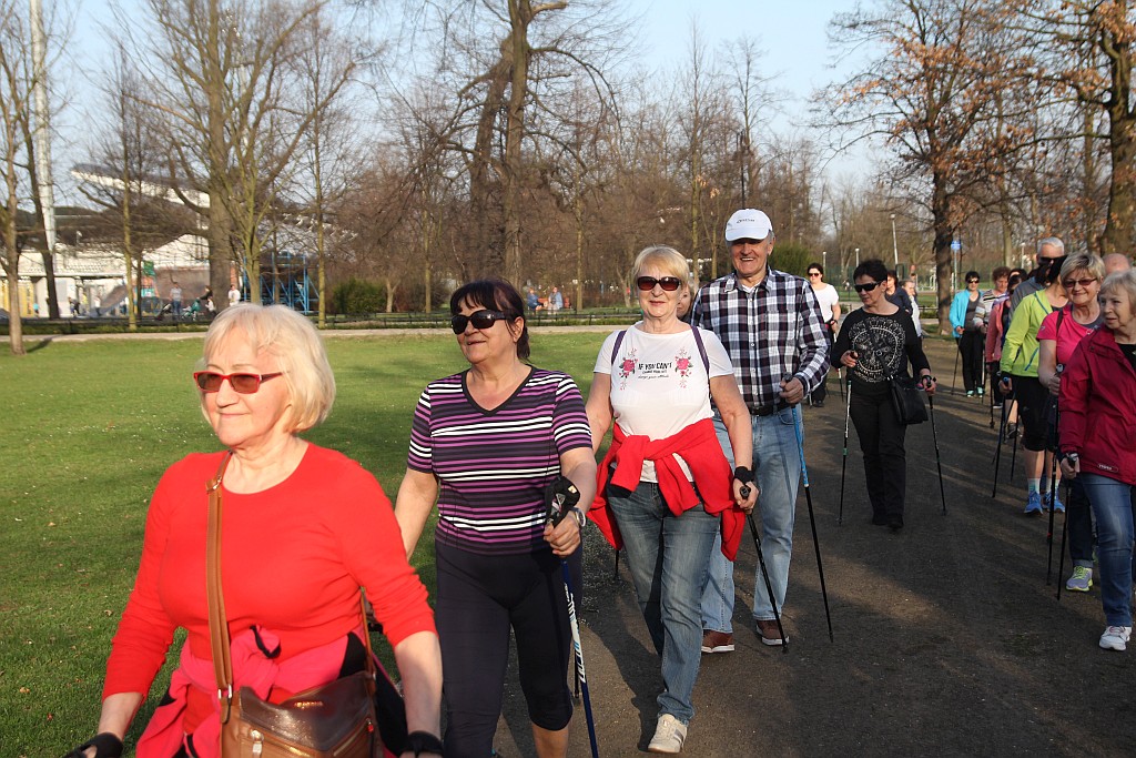 Ponad 50 osób przyszło na pierwsze zajęcia Nordic Walking