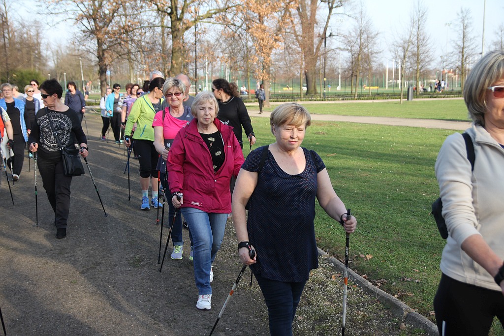 Ponad 50 osób przyszło na pierwsze zajęcia Nordic Walking
