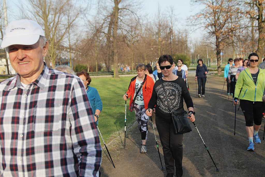 Ponad 50 osób przyszło na pierwsze zajęcia Nordic Walking