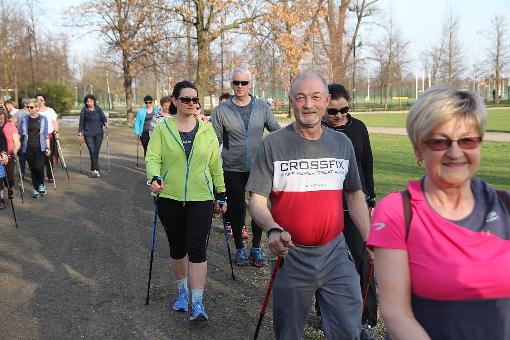 Ponad 50 osób przyszło na pierwsze zajęcia Nordic Walking