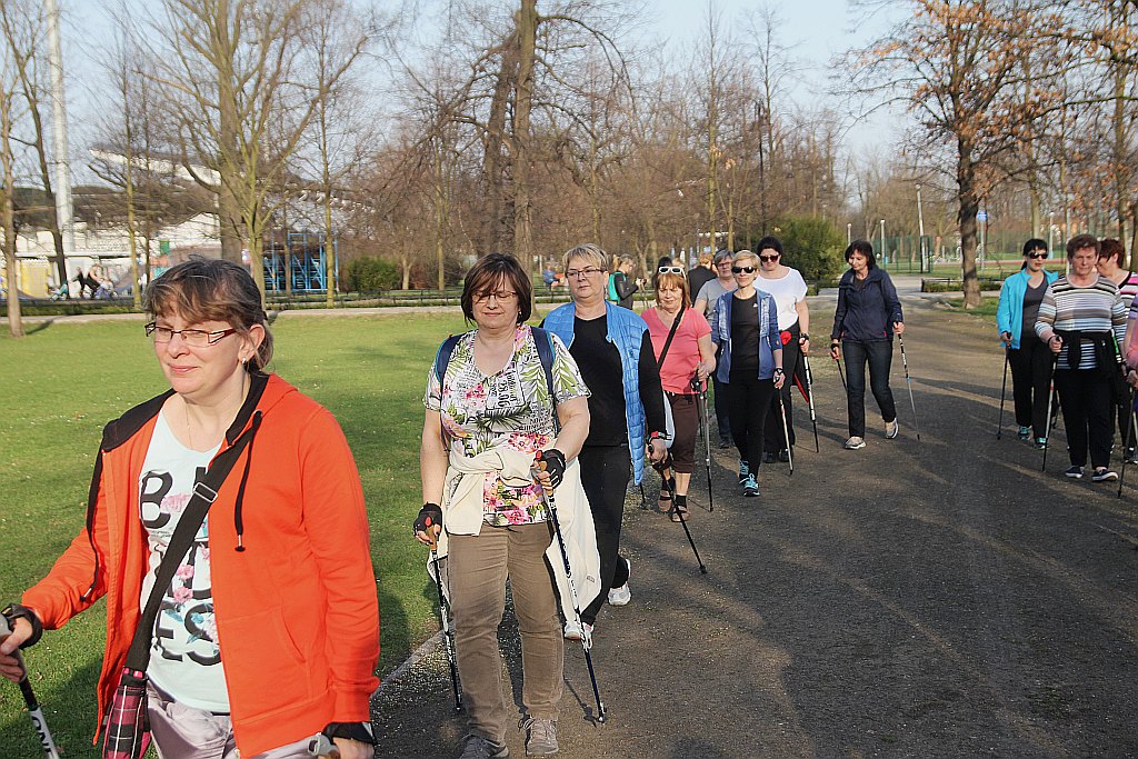 Ponad 50 osób przyszło na pierwsze zajęcia Nordic Walking