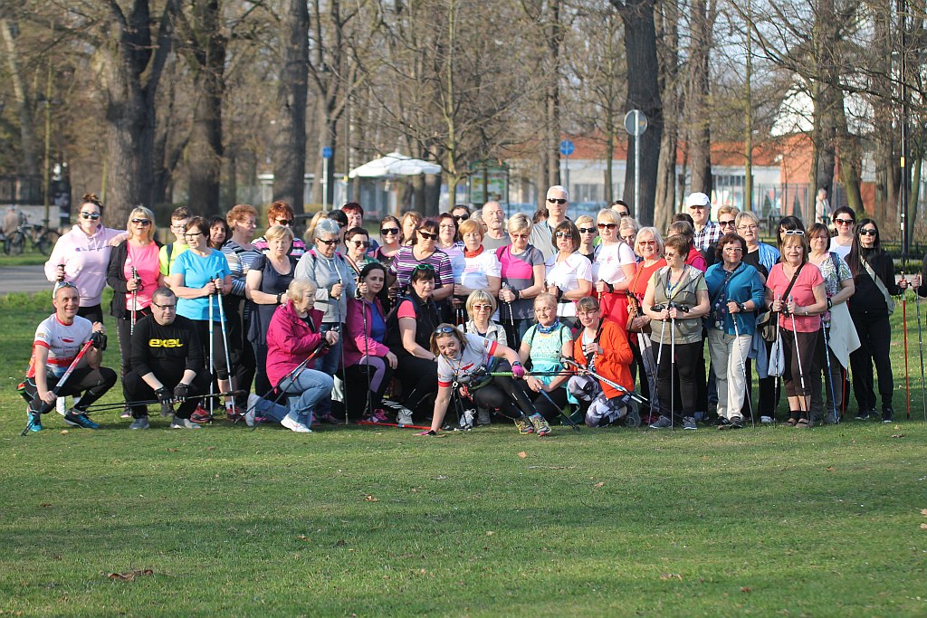 Ponad 50 osób przyszło na pierwsze zajęcia Nordic Walking