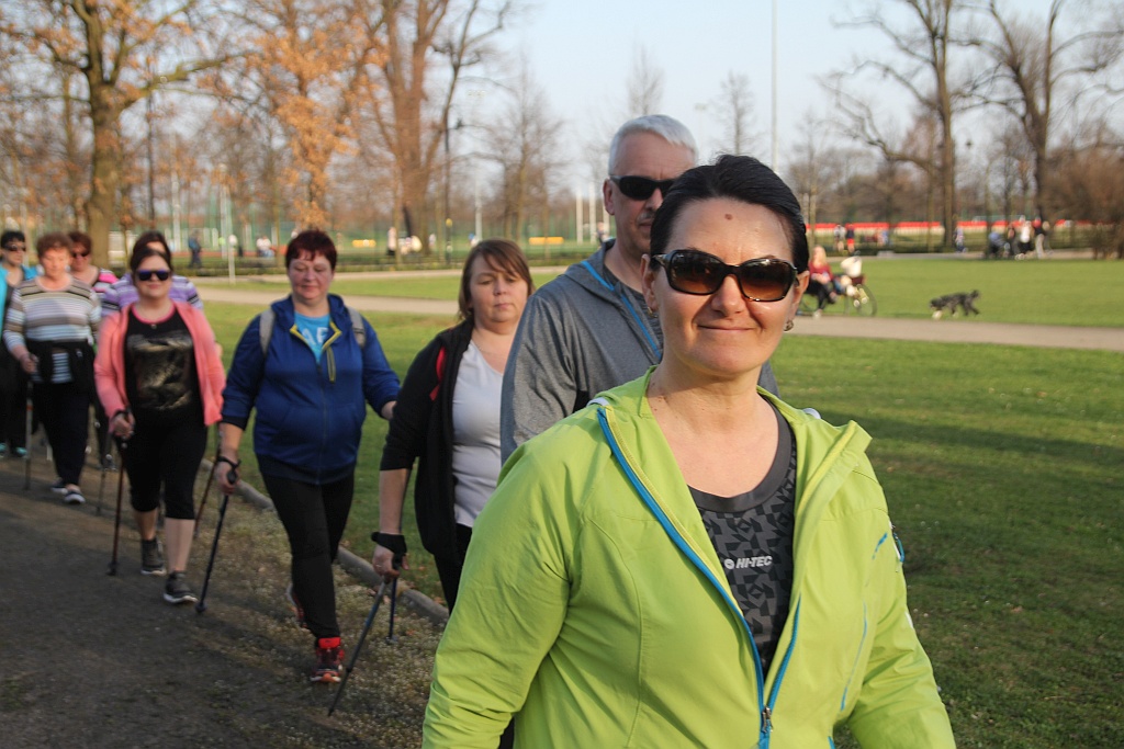 Ponad 50 osób przyszło na pierwsze zajęcia Nordic Walking
