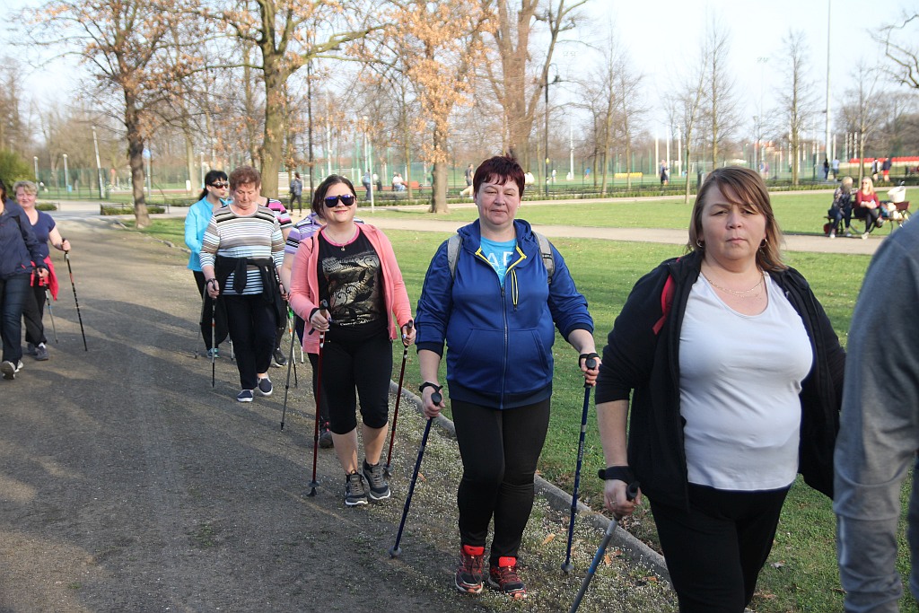 Ponad 50 osób przyszło na pierwsze zajęcia Nordic Walking