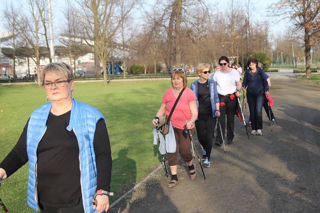 Ponad 50 osób przyszło na pierwsze zajęcia Nordic Walking