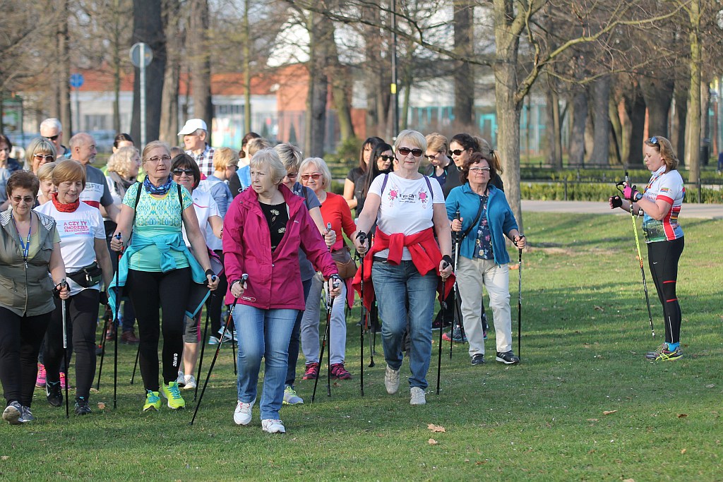 Ponad 50 osób przyszło na pierwsze zajęcia Nordic Walking