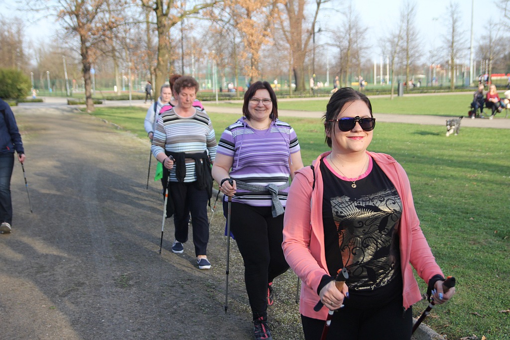Ponad 50 osób przyszło na pierwsze zajęcia Nordic Walking