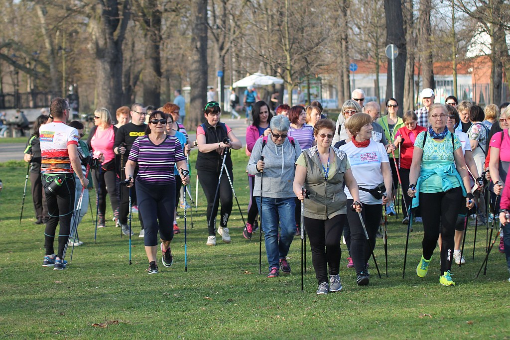 Ponad 50 osób przyszło na pierwsze zajęcia Nordic Walking