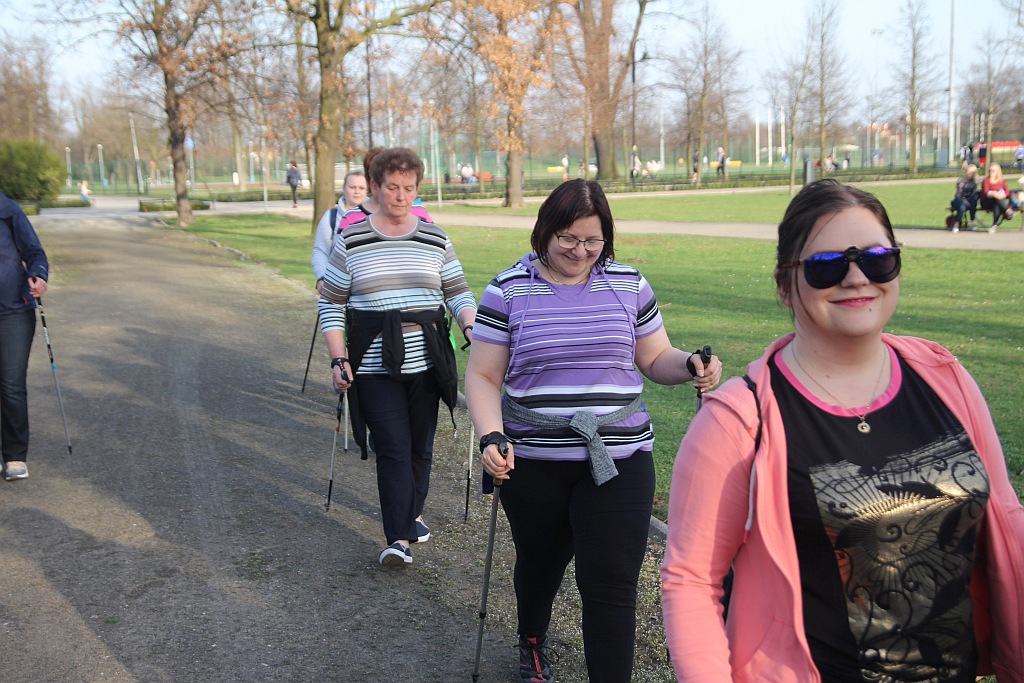 Ponad 50 osób przyszło na pierwsze zajęcia Nordic Walking