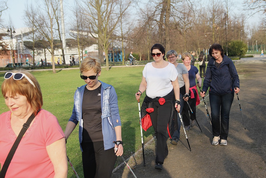 Ponad 50 osób przyszło na pierwsze zajęcia Nordic Walking