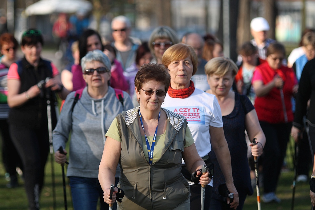 Ponad 50 osób przyszło na pierwsze zajęcia Nordic Walking