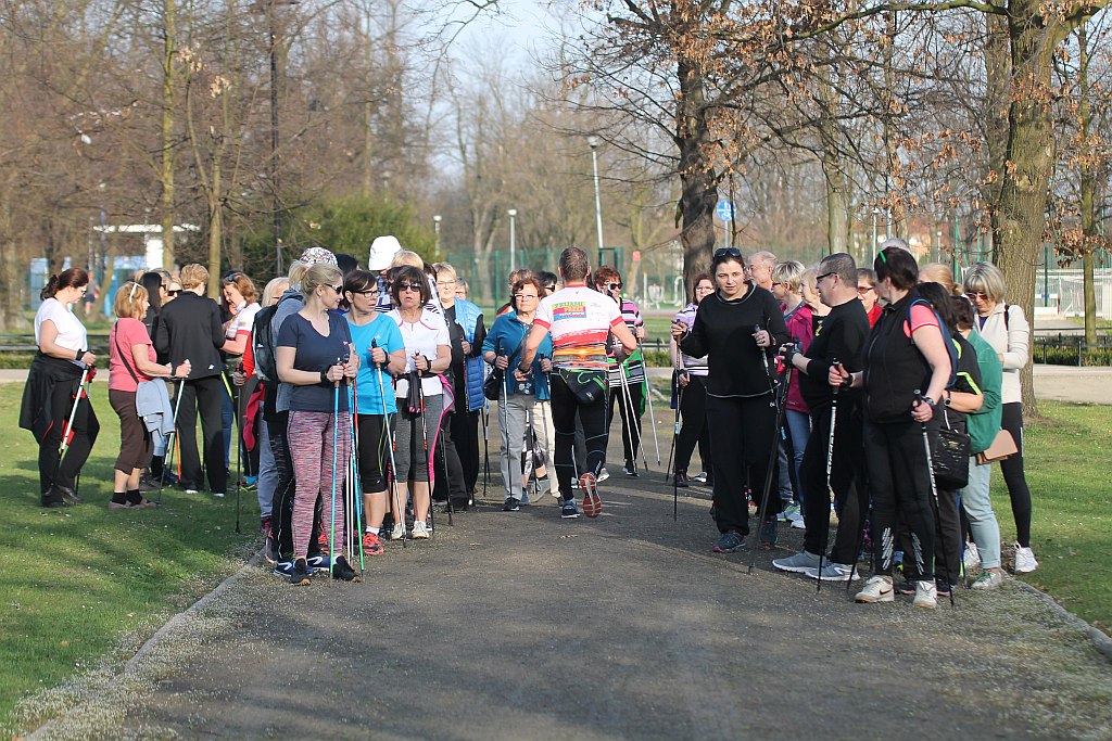 Ponad 50 osób przyszło na pierwsze zajęcia Nordic Walking