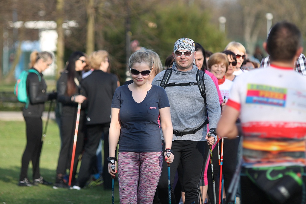 Ponad 50 osób przyszło na pierwsze zajęcia Nordic Walking