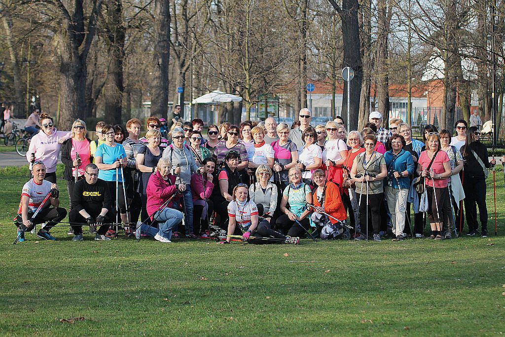Ponad 50 osób przyszło na pierwsze zajęcia Nordic Walking