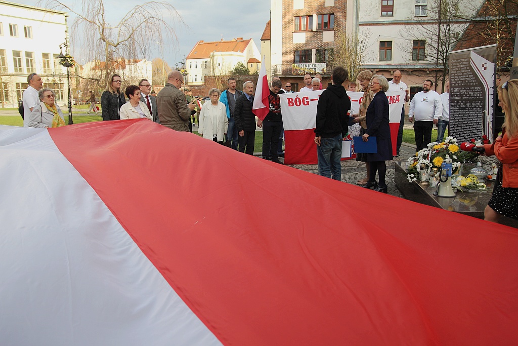 8. rocznica katastrofy smoleńskiej pod pomnikiem Jana Pawła II
