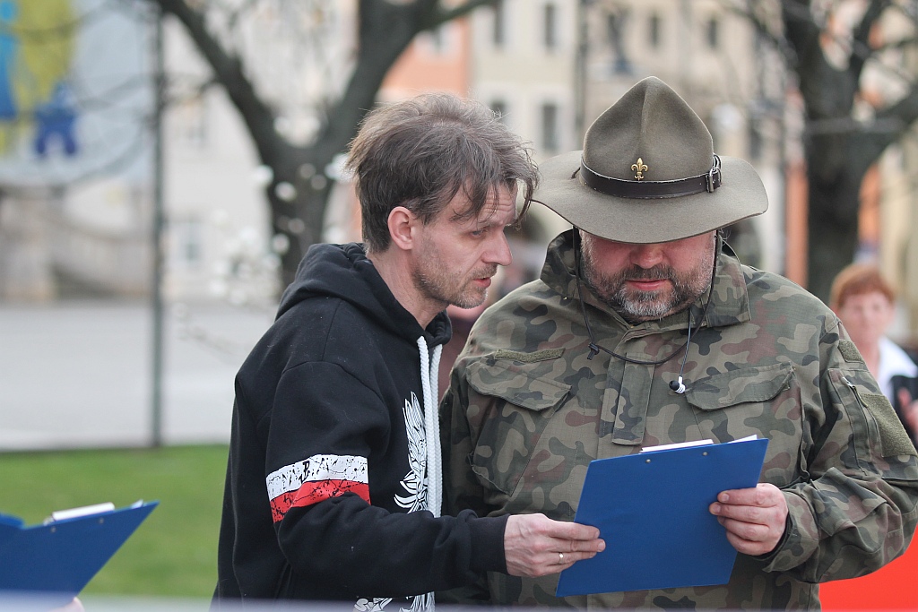 8. rocznica katastrofy smoleńskiej pod pomnikiem Jana Pawła II