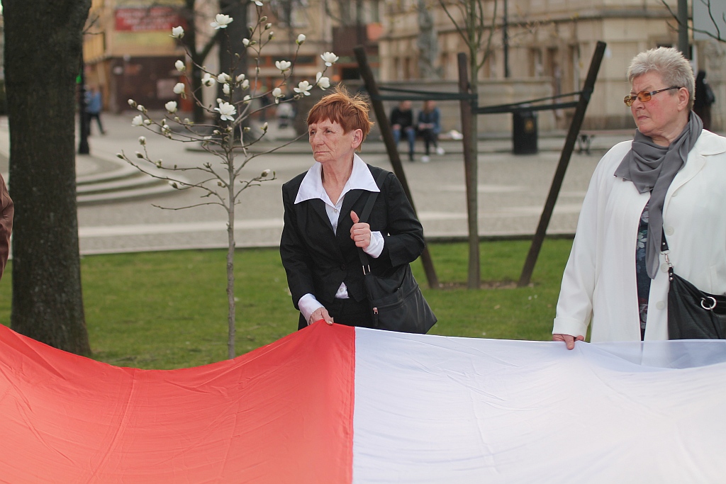 8. rocznica katastrofy smoleńskiej pod pomnikiem Jana Pawła II
