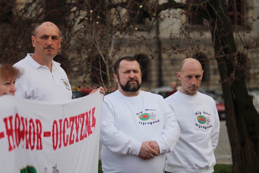 8. rocznica katastrofy smoleńskiej pod pomnikiem Jana Pawła II