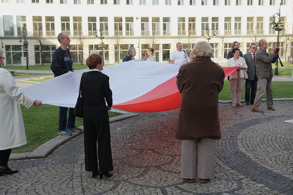 8. rocznica katastrofy smoleńskiej pod pomnikiem Jana Pawła II
