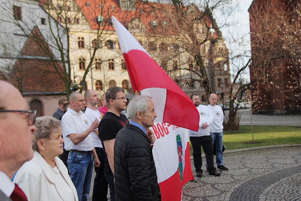 8. rocznica katastrofy smoleńskiej pod pomnikiem Jana Pawła II