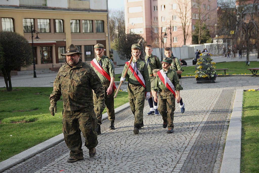 8. rocznica katastrofy smoleńskiej pod pomnikiem Jana Pawła II