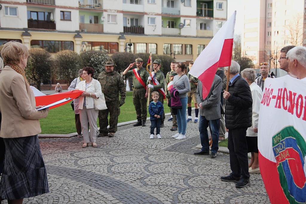 8. rocznica katastrofy smoleńskiej pod pomnikiem Jana Pawła II