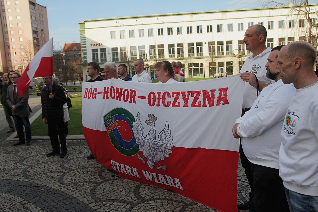 8. rocznica katastrofy smoleńskiej pod pomnikiem Jana Pawła II