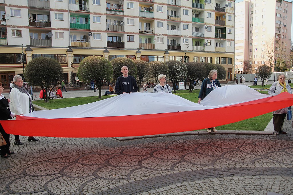 8. rocznica katastrofy smoleńskiej pod pomnikiem Jana Pawła II