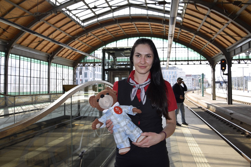 Miś Uszatek promował w pociągu wystawę Muzeum Miedzi