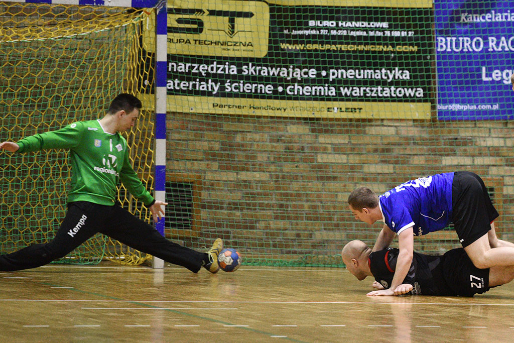 Triumf piłkarzy ręcznych Siódemki Miedź w derbach regionu