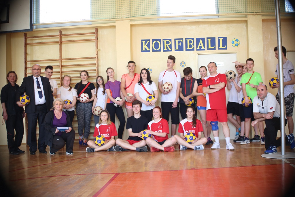 Uczniowie legnickiej Budowlanki uczyli się gry w korfballa
