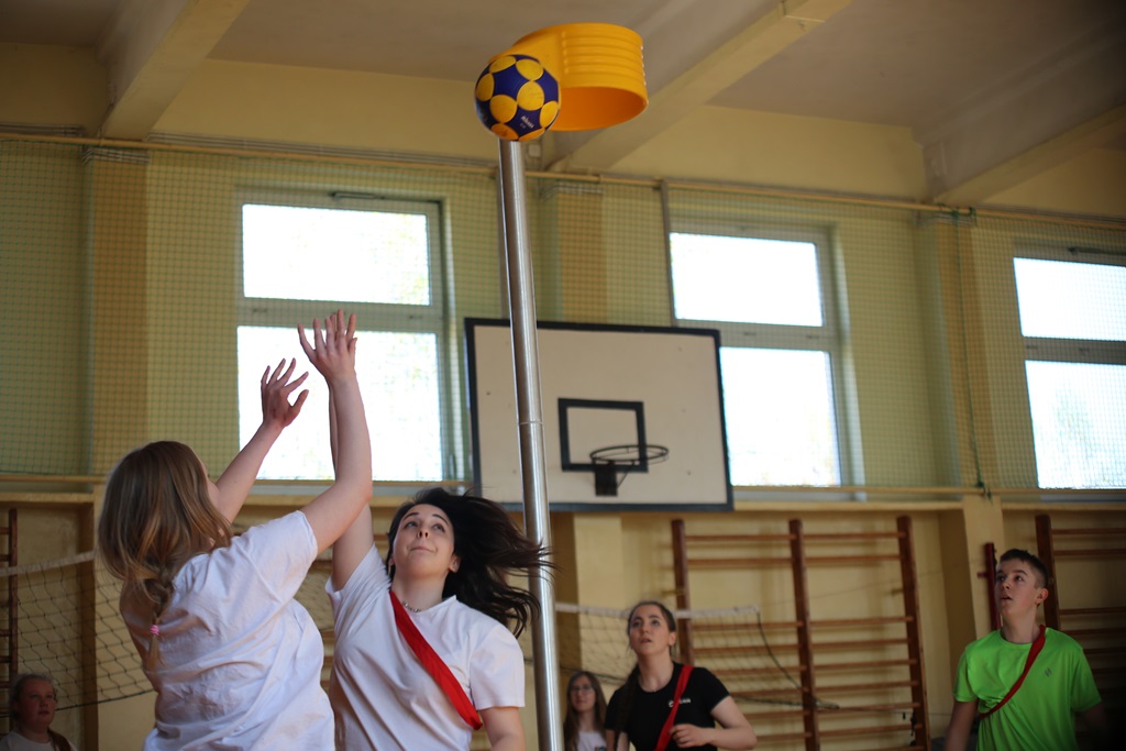 Uczniowie legnickiej Budowlanki uczyli się gry w korfballa
