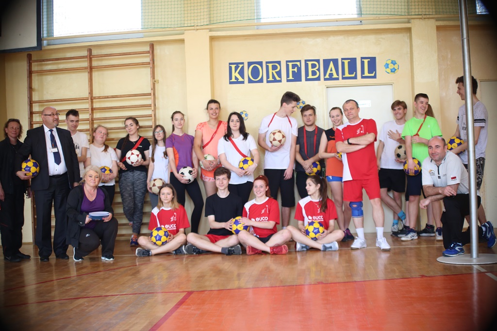 Uczniowie legnickiej Budowlanki uczyli się gry w korfballa