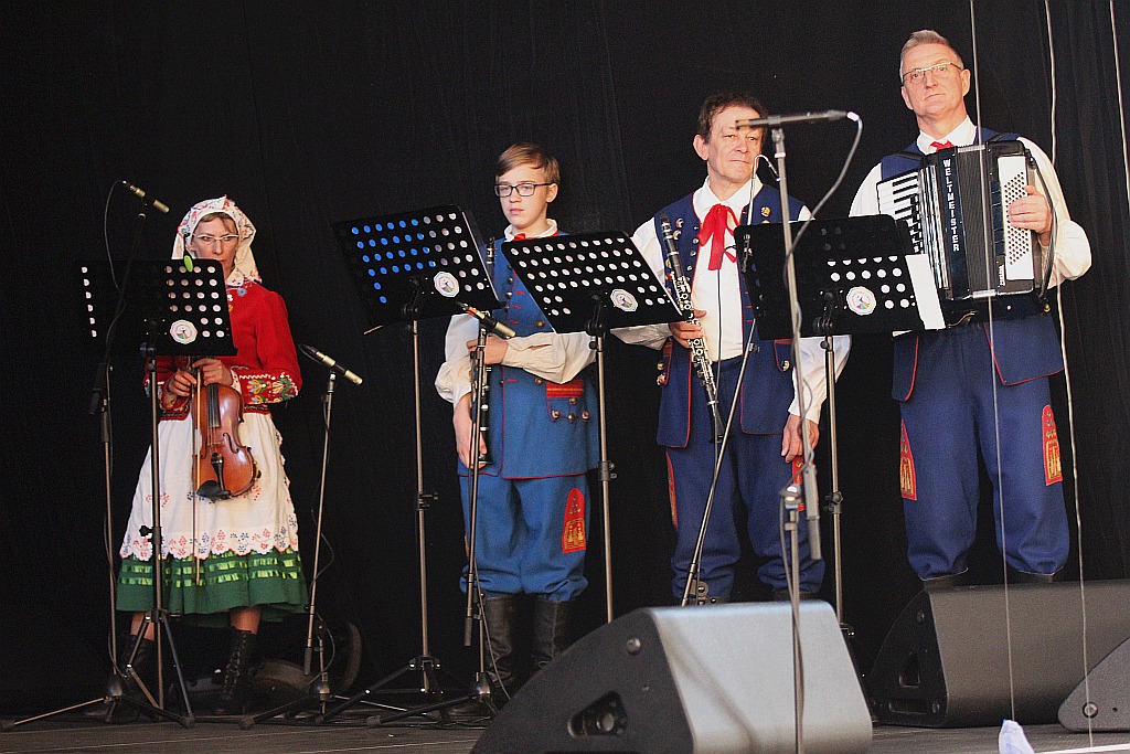 Zwyczaje ludowe w wykonaniu Zespół Pieśni i Tańca „Legnica”
