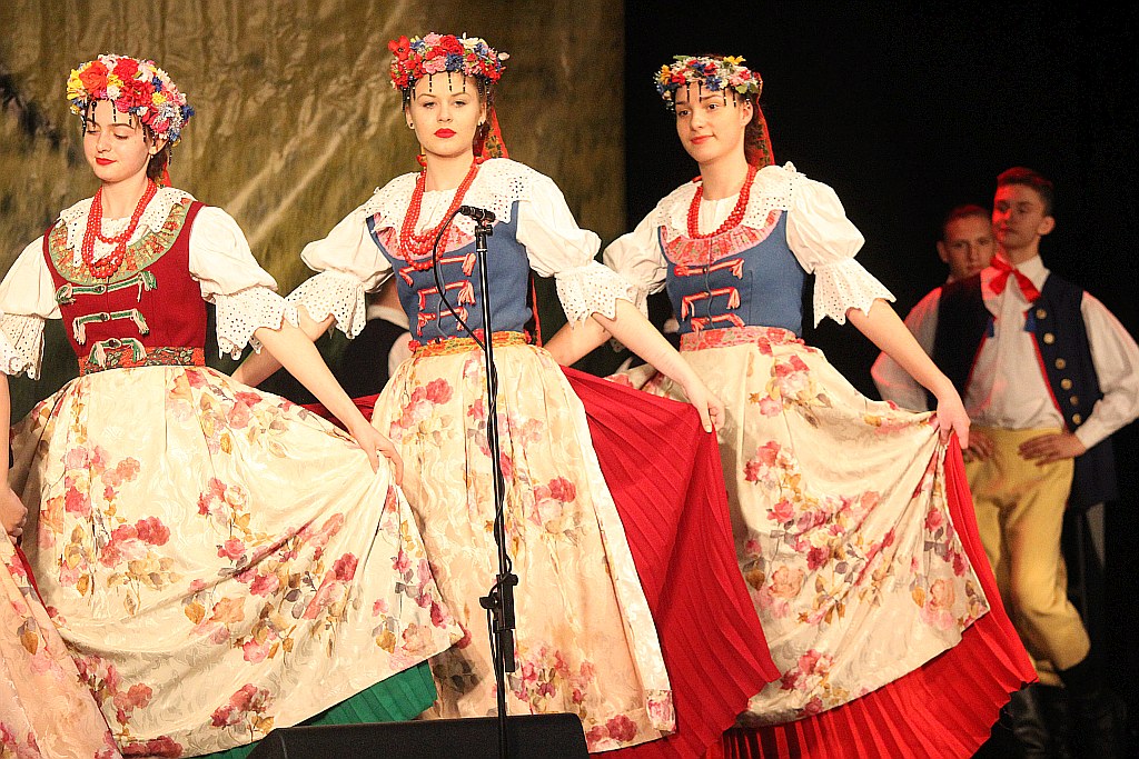 Zwyczaje ludowe w wykonaniu Zespół Pieśni i Tańca „Legnica”