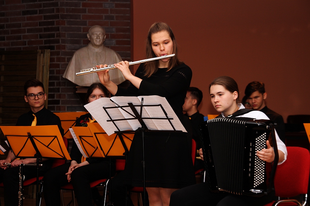 Młodzieżowa orkiestra diecezji legnickiej dała koncert