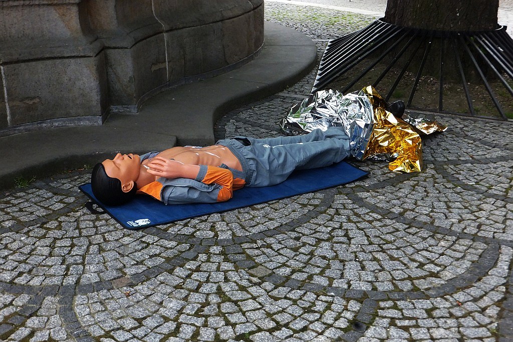 Centrum miasta pełne jest ratowników medycznych cz1  
